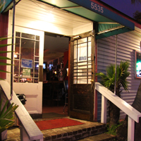 Dos Jefes Uptown Cigar Bar